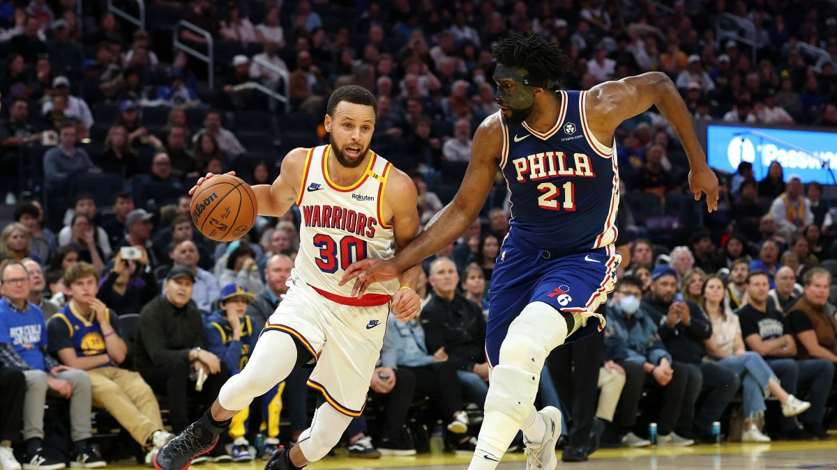 Golden State Warriors&#039; Stephen Curry (L) is guarded by Philadelphia 76ers&#039; Joel Embiid during the second half at Chase Center, San Francisco, California, U.S., Jan. 2, 2025. (AFP Photo)