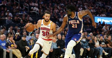 Golden State Warriors' Stephen Curry (L) is guarded by Philadelphia 76ers' Joel Embiid during the second half at Chase Center, San Francisco, California, U.S., Jan. 2, 2025. (AFP Photo)