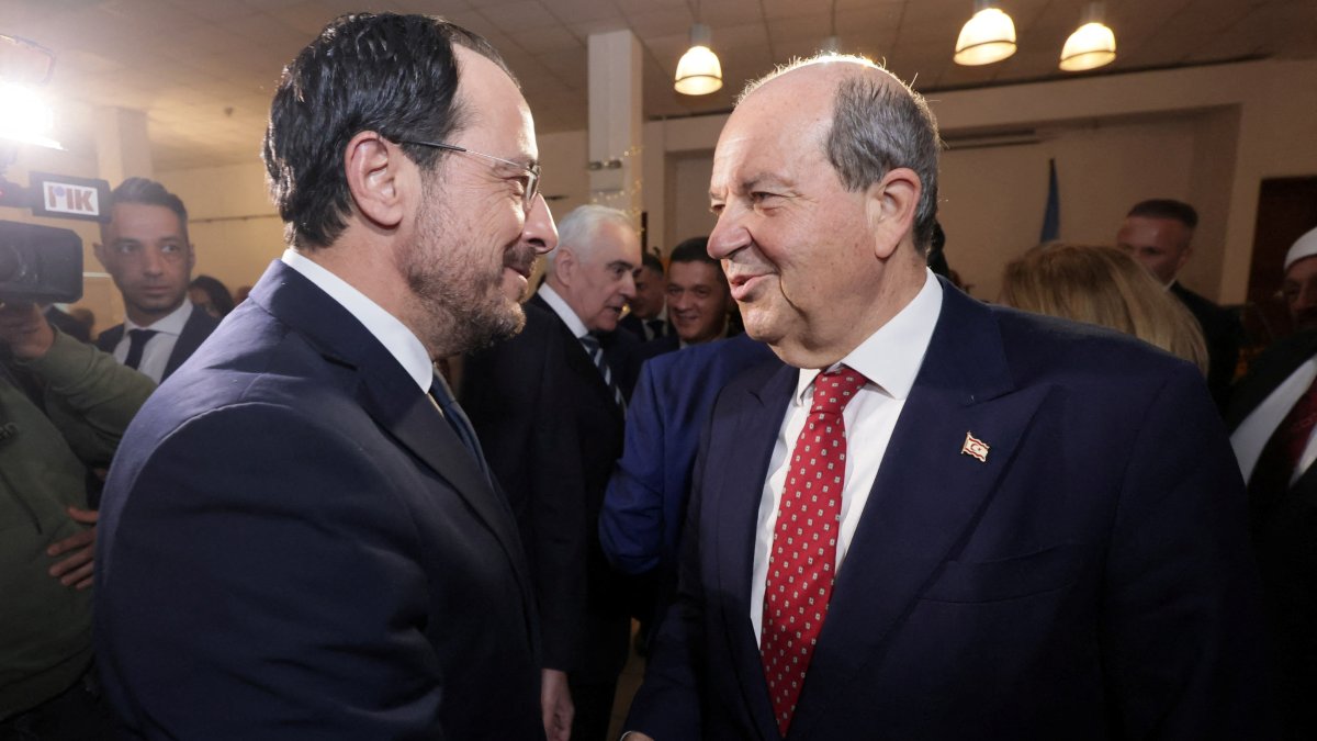 Greek Cypriot administration leader Nikos Christodoulides (L) and Turkish Cypriot President Ersin Tatar (R) shake hands in the U.N. buffer zone in Lefkoşa (Nicosia), Cyprus, Dec. 10, 2024. (Reuters Photo)