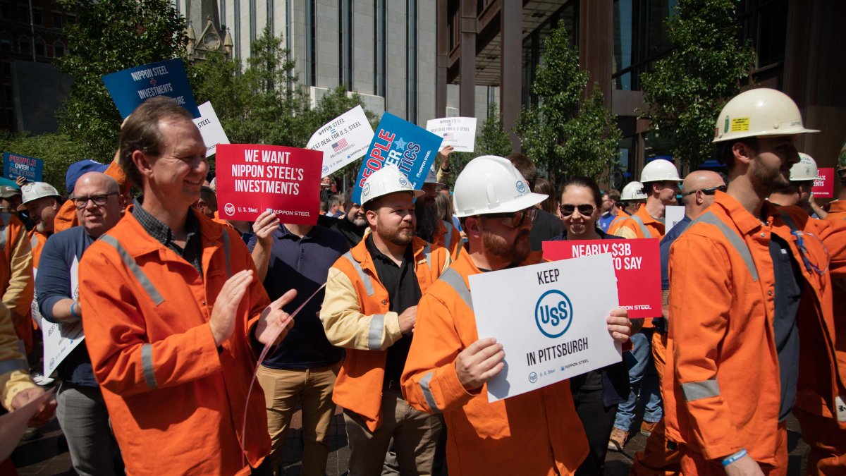 U.S. Steel Corporation workers rally outside the company&#039;s headquarters supporting the takeover by Japan&#039;s Nippon Steel, Pittsburgh, Pennsylvania, U.S., Sept. 4, 2024. (AFP Photo)