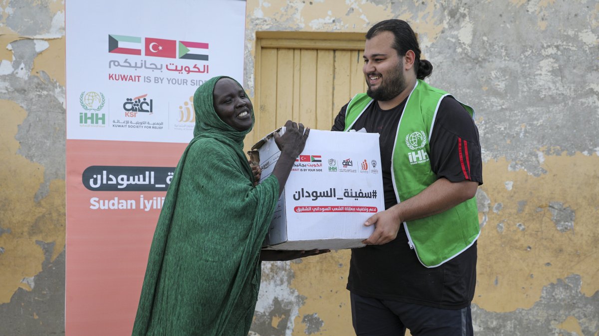 A Humanitarian Relief Foundation (IHH) team member delivers essential aid to a woman in Sudan, Oct. 31, 2024.  (AA Photo)