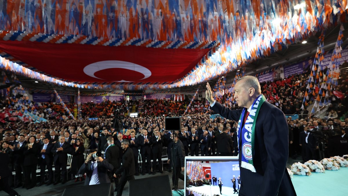 President Recep Tayyip Erdoğan greets the crowd at the AK Party congress, Rize, northern Türkiye, Jan. 5, 2025. (AA Photo)