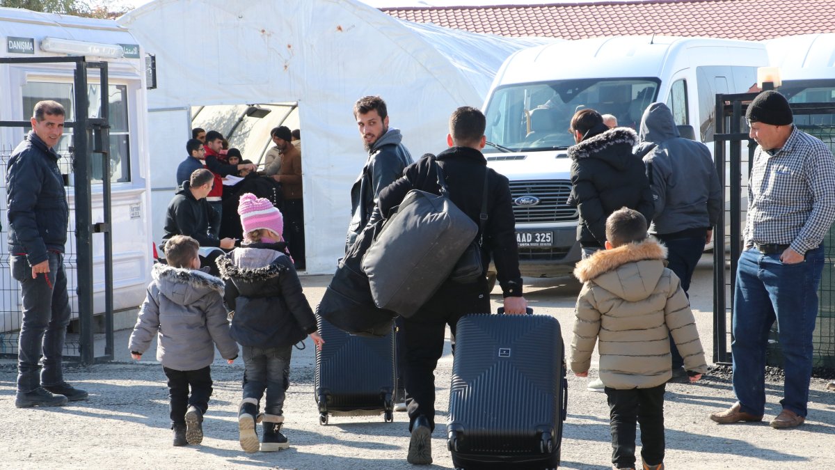 Syrian returnees wait to cross into Syria at the Öncüpınar border crossing, Kilis, southern Türkiye, Jan. 1, 2025. (AA Photo)