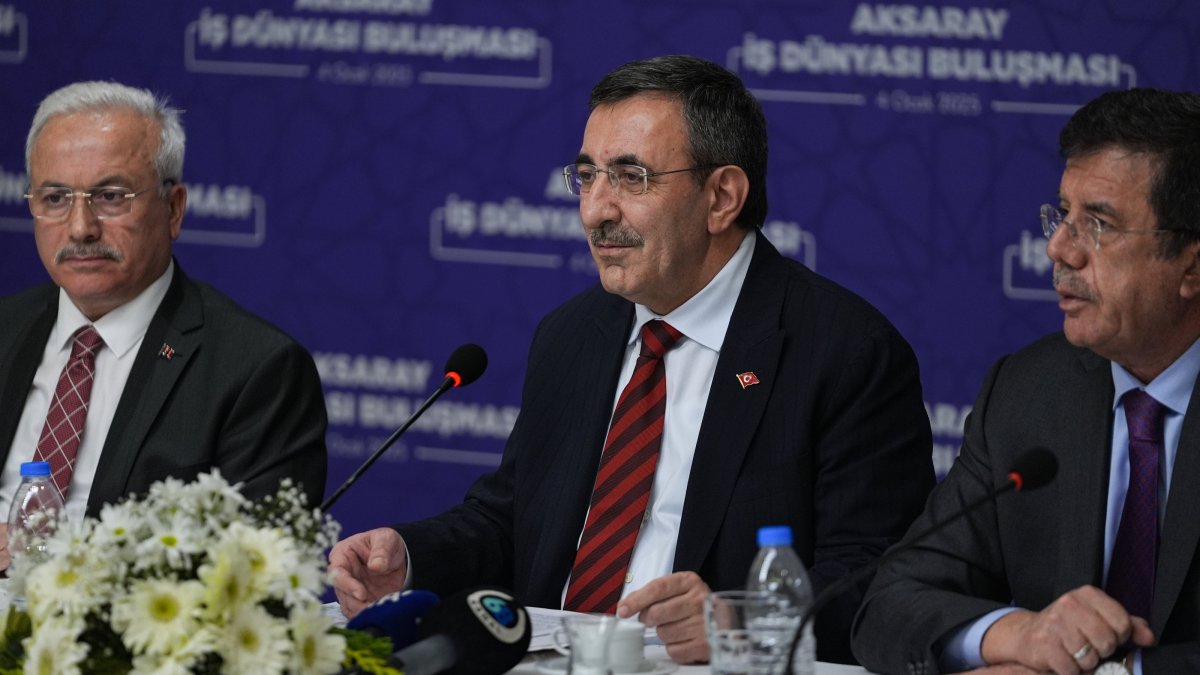 Vice President Cevdet Yılmaz (C) delivers a speech at a business meeting in Aksaray, central Türkiye, Jan. 4, 2025. (AA Photo)