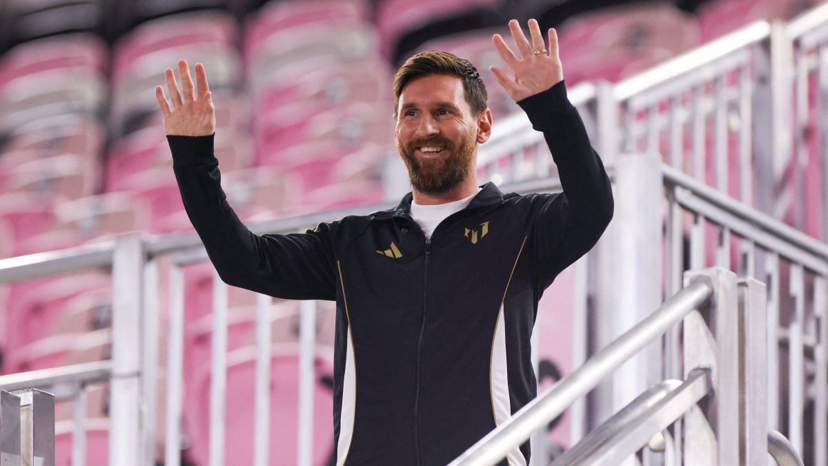 Inter Miami forward Lionel Messi waves at Inter Miami CF academy players, Ft. Lauderdale, Florida, U.S., Dec 4, 2024. (Reuters Photo) 