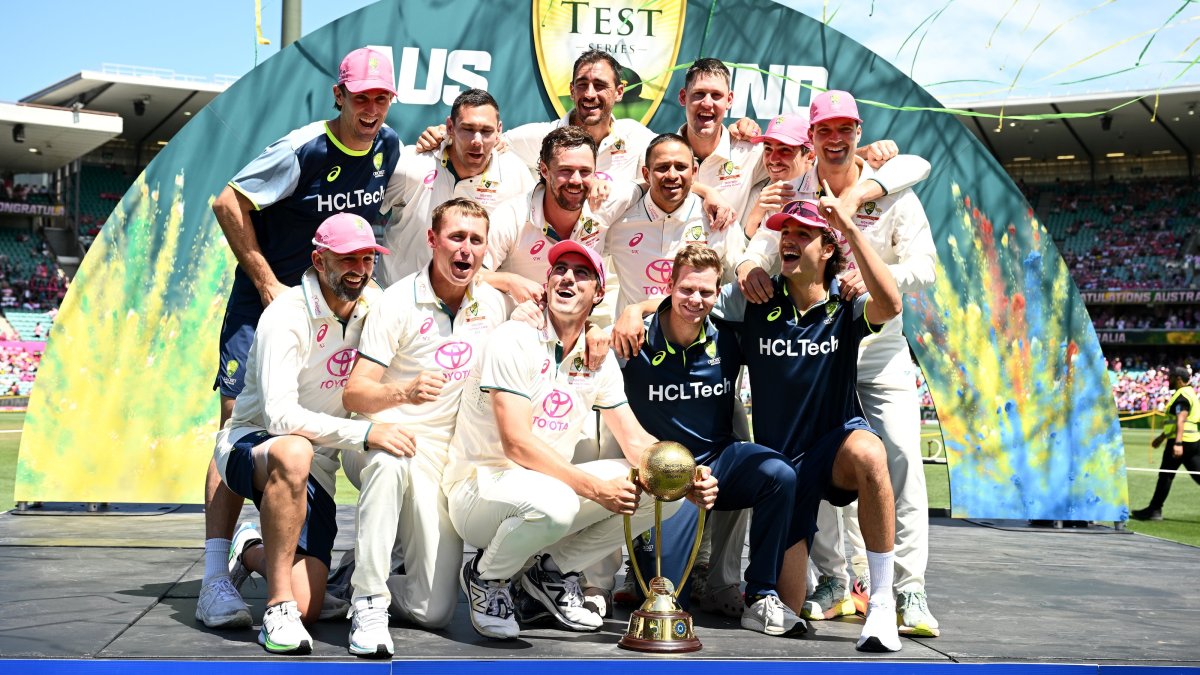 Australia players celebrate with the Border-Gavaskar Trophy after winning the 5th Men&#039;s Test match and the series against India, Sydney, Australia, Jan. 5, 2025. (EPA Photo)