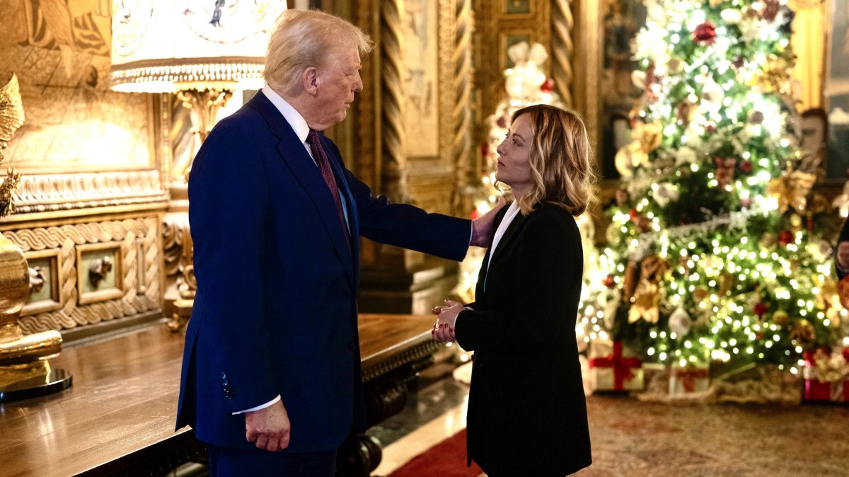 Italian Prime Minister Giorgia Meloni (R) meets U.S. President-elect Donald Trump at his residence in Mar-a-Lago resort, Palm Beach, Florida, U.S., Jan. 4, 2025. (EPA Photo)