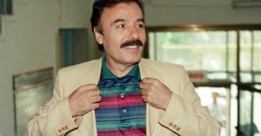 Ferdi Tayfur speaks to reporters at a courthouse, Istanbul, Türkiye, June 3, 1998. (AA File Photo)