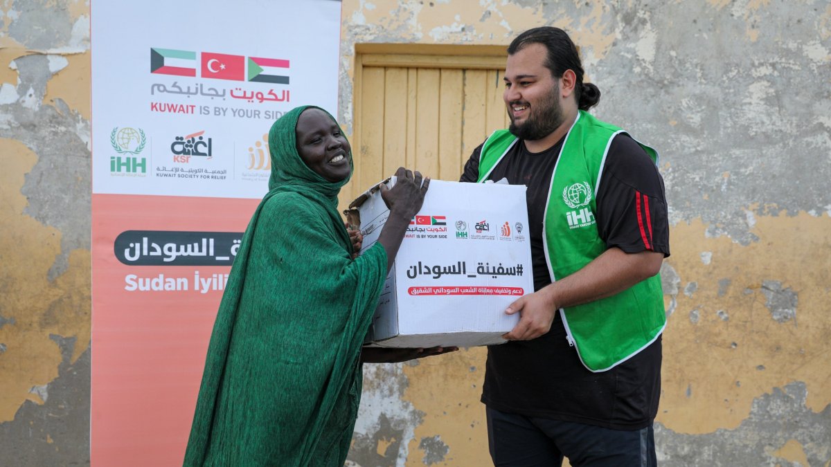 Türkiye’s Humanitarian Relief Foundation (IHH) delivers humanitarian aid to internally displaced Sudanese people, Sudan, Dec. 5, 2024. (DHA Photo)