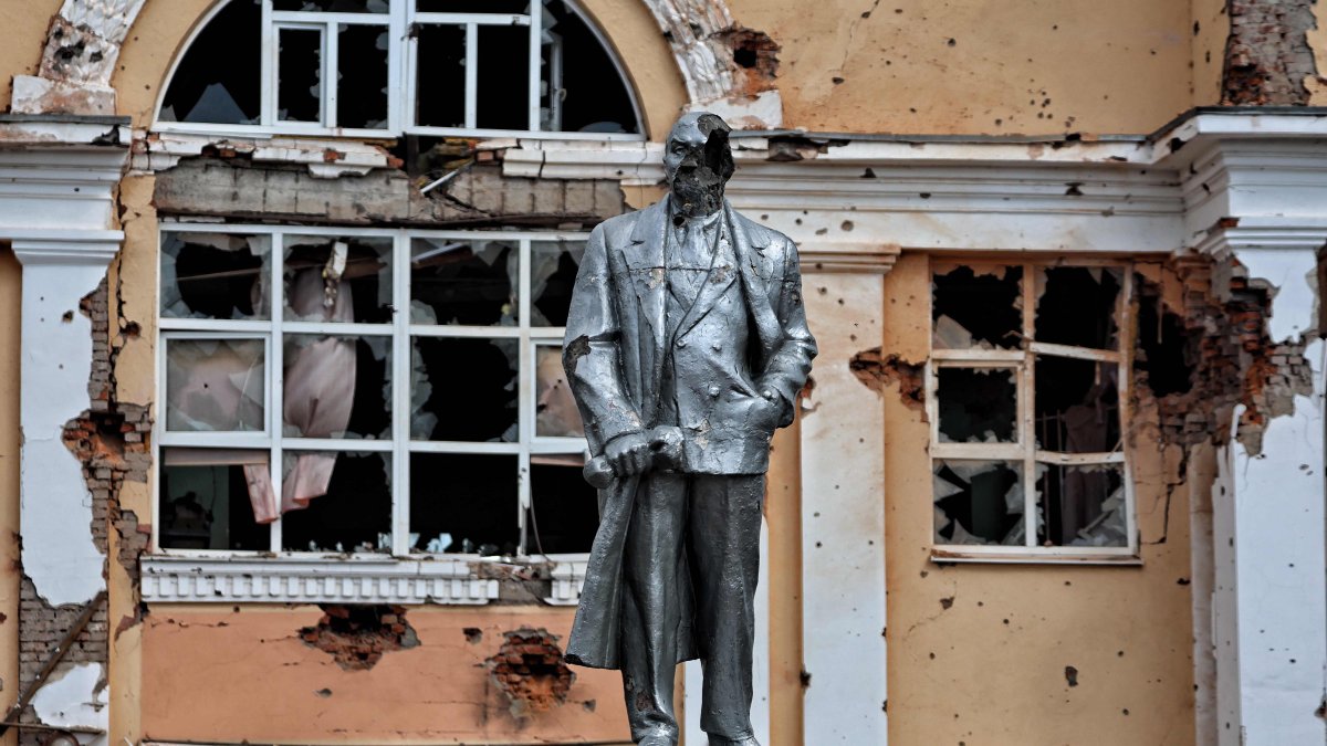 This photograph, taken during a media tour organized by Ukraine, shows a damaged statue of the founder of the Soviet Union, Vladimir Lenin, Sudzha, Kursk region, Russia, Aug. 16, 2024. (AFP Photo)