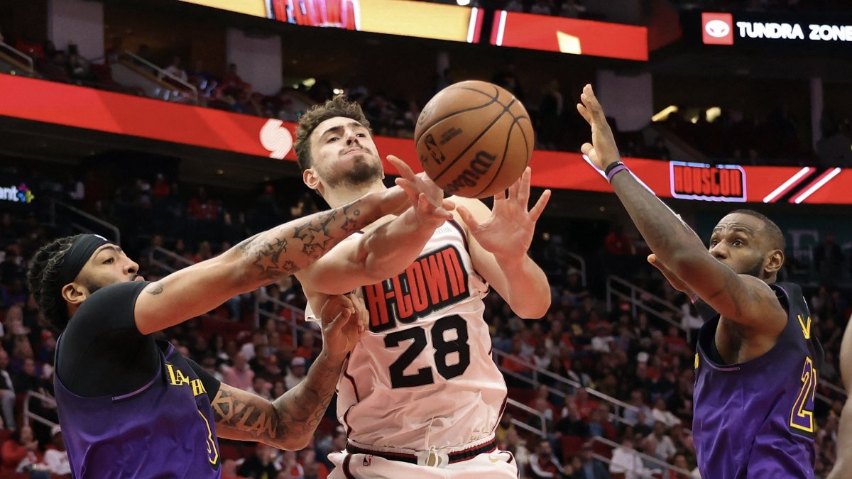 Houston Rockets&#039; Alperen Şengün (C) in action during the NBA match against Los Angeles Lakers at Toyota Center, Houston, Texas, U.S., Jan. 5, 2025. (Reuters Photo)