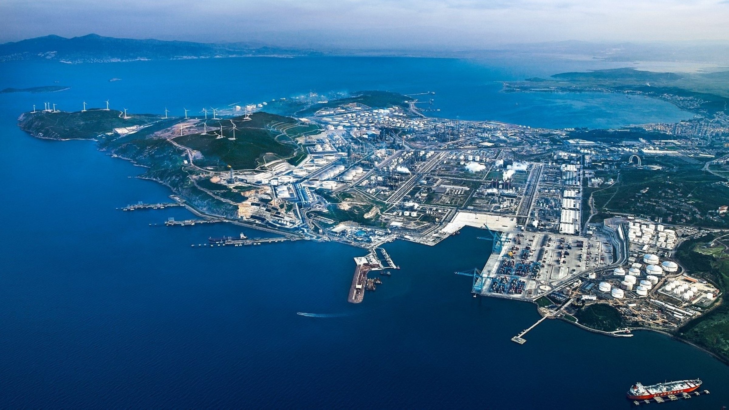 An aerial view of the Aliağa peninsula in the Turkish Aegean province of Izmir that hosts SOCAR&#039;s Petkim, Türkiye, April 1, 2019. (Courtesy of Petkim)