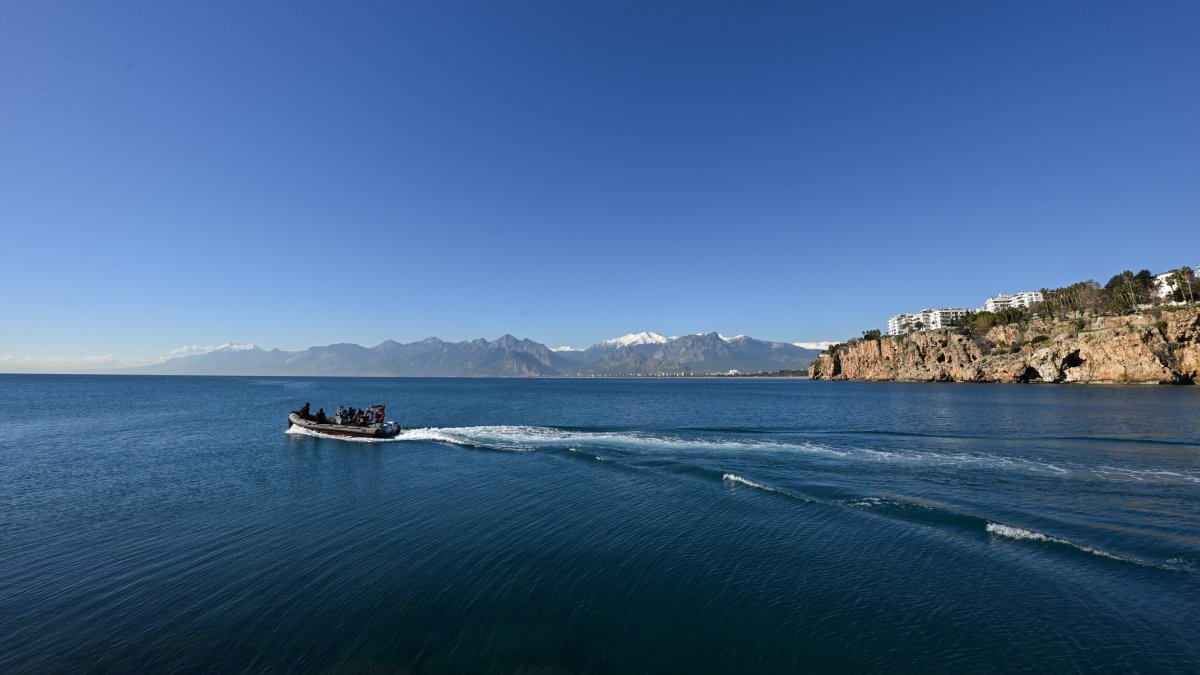 A boat navigates local waters on a sunny day in Kaleiçi amid mild air and sea temperatures, Antalya, Türkiye, Jan. 6, 2024. (AA Photo)