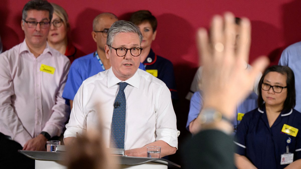 Journalists put up their hands as Britain&#039;s Prime Minister Keir Starmer takes questions from the media in Epsom, U.K., Jan. 6, 2025. (Reuters Photo)