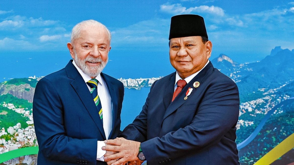 This handout picture released by the Brazilian Presidency shows Brazil&#039;s President Luiz Inacio Lula da Silva posing for a picture with Indonesia&#039;s President Prabowo Subianto before the launch of the Global Alliance against Hunger and Poverty and the first session of the G20 Leaders&#039; Meeting in Rio de Janeiro, Brazil, Nov. 18, 2024.  (AFP File Photo)