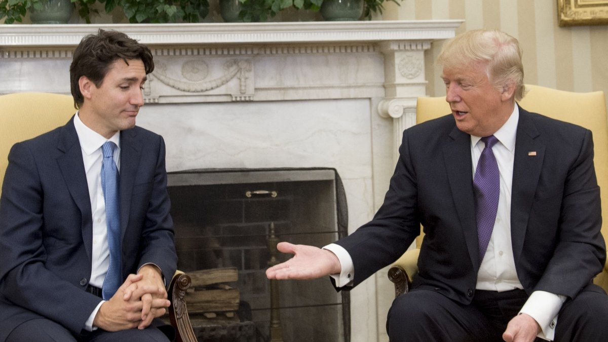 U.S. President Donald Trump and Canadian Prime Minister Justin Trudeau shake hands during a meeting in the Oval Office of the White House in Washington, D.C., Feb. 13, 2017. (AFP File Photo)