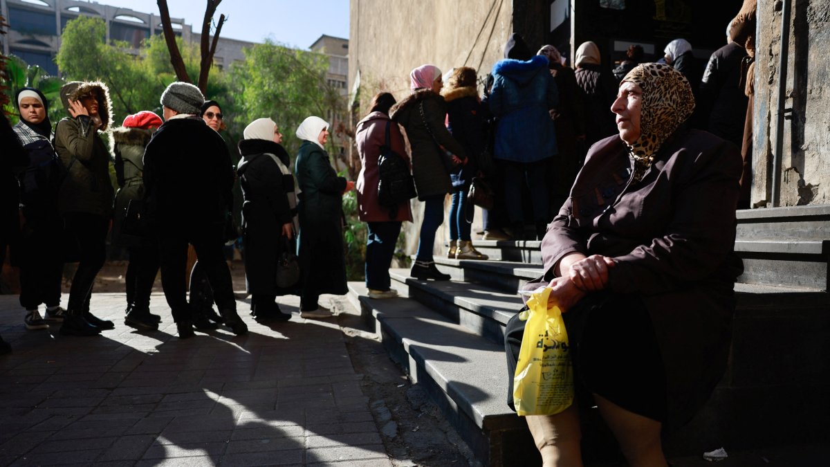 People queue at ATM machines in Damascus, after the ousting of Syria’s Bashar Assad,in Damascus, Syria, Dec. 19, 2024. (Reuters File Photo)