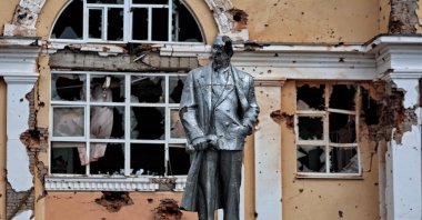 This photograph, taken during a media tour organized by Ukraine, shows a damaged statue of the founder of the Soviet Union, Vladimir Lenin, Sudzha, Kursk region, Russia, Aug. 16, 2024. (AFP Photo)
