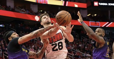 Houston Rockets' Alperen Şengün (C) in action during the NBA match against Los Angeles Lakers at Toyota Center, Houston, Texas, U.S., Jan. 5, 2025. (Reuters Photo)