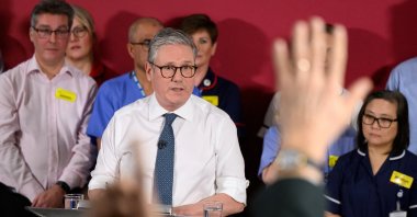 Journalists put up their hands as Britain&#039;s Prime Minister Keir Starmer takes questions from the media in Epsom, U.K., Jan. 6, 2025. (Reuters Photo)
