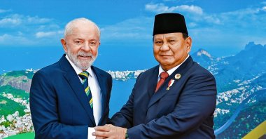 This handout picture released by the Brazilian Presidency shows Brazil's President Luiz Inacio Lula da Silva posing for a picture with Indonesia's President Prabowo Subianto before the launch of the Global Alliance against Hunger and Poverty and the first session of the G20 Leaders' Meeting in Rio de Janeiro, Brazil, Nov. 18, 2024.  (AFP File Photo)