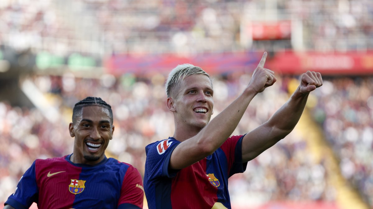 Barcelona&#039;s Dani Olmo (R) celebrates scoring his side&#039;s 6th goal during the La Liga match between Barcelona and Valladolid at the Olympic stadium, Barcelona, Spain, Aug. 31, 2024. (AP Photo)