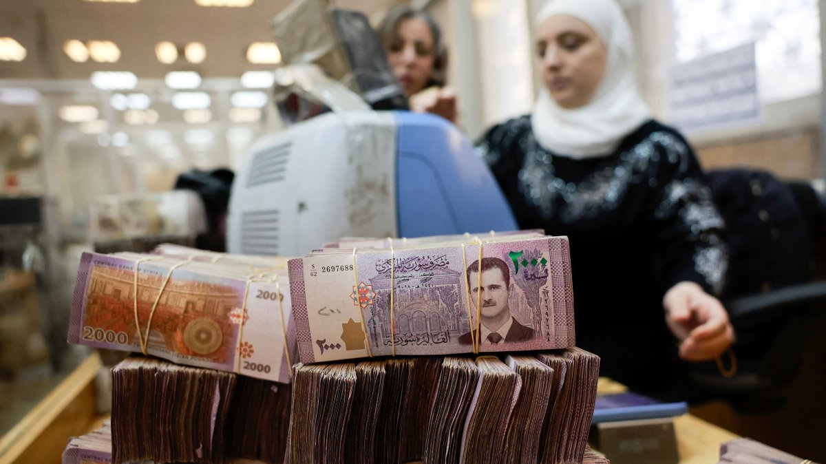 Bundles of Syrian currency notes are stacked up as an employee counts money at the Syrian central bank after the ousting of Syria&#039;s Bashar Assad, Damascus, Syria, Dec. 16, 2024. (Reuters Photo)