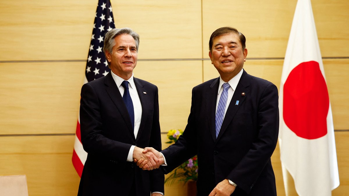 U.S. Secretary of State Antony Blinken (L) shakes hands with Japanese Prime Minister Shigeru Ishiba at Ishiba&#039;s official residence, Tokyo, Japan, Jan. 7, 2025. (AFP Photo)