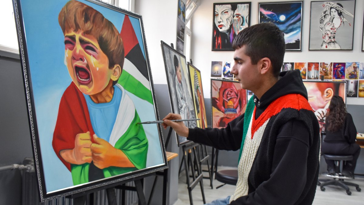 A student paints a crying child in an effort to raise awareness of the Gaza conflict at Atatürk Anadolu High School, Van, Türkiye, Dec. 26, 2024. (AA Photo)