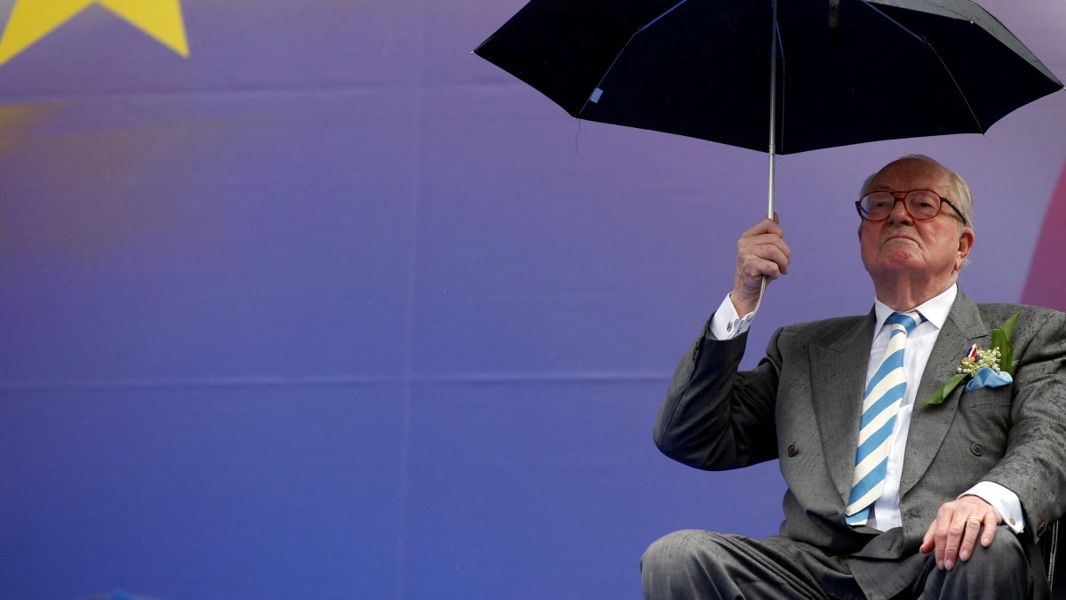 France&#039;s National Front founder Jean-Marie Le Pen attends a rally in Paris, France, May 1, 2014. (Reuters Photo)