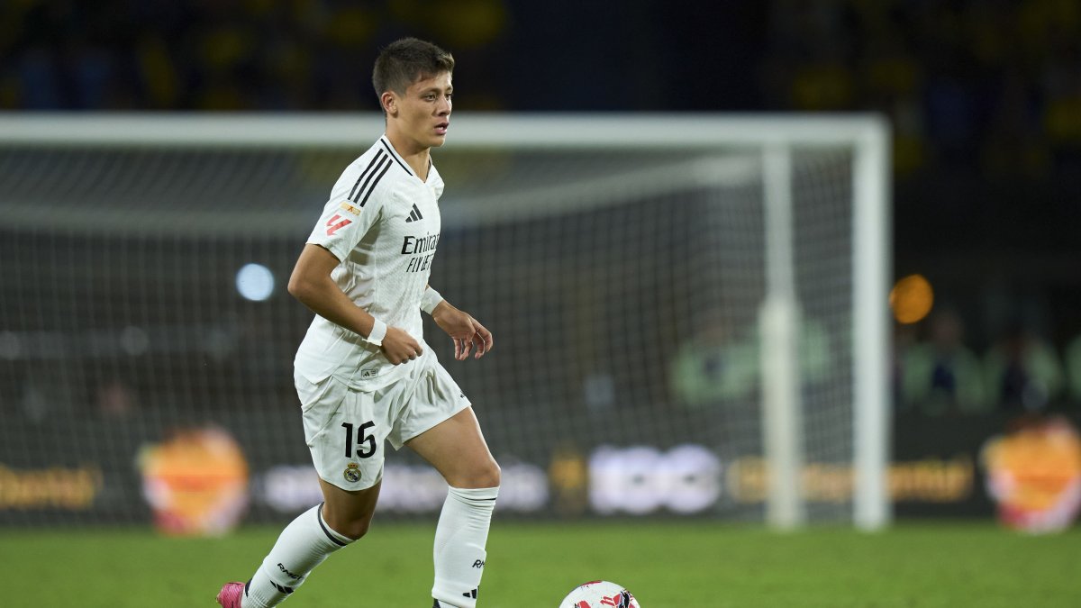 Real Madrid&#039;s Arda Güler plays the ball during the Spanish La Liga match between Las Palmas and Real Madrid at the Gran Canaria stadium, Las Palmas, Spain, Aug. 29, 2024. (AP Photo)