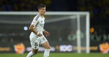 Real Madrid's Arda Güler plays the ball during the Spanish La Liga match between Las Palmas and Real Madrid at the Gran Canaria stadium, Las Palmas, Spain, Aug. 29, 2024. (AP Photo)