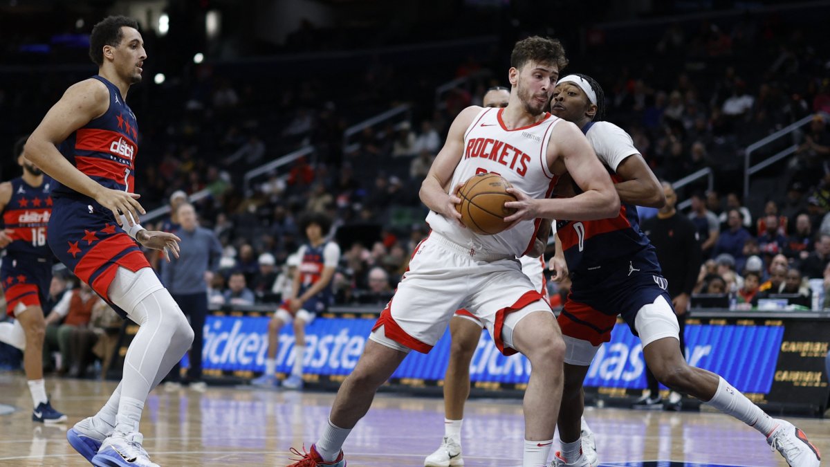 Houston Rockets center Alperen Şengün (C) drives to the basket as Washington Wizards guard Bilal Coulibaly (R) defends in the fourth quarter at Capital One Arena, Washington, U.S., Jan. 7, 2025. (Reuters Photo)