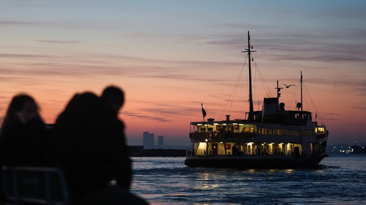 Citizens and tourists spend time on Kadıköy beach at sunset, Istanbul, Türkiye, Jan. 6, 2025. (AA Photos)