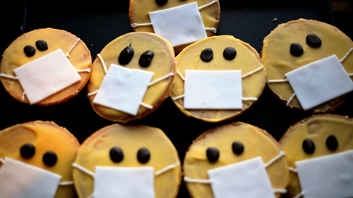 Biscuits featuring a face with a face mask are displayed at the bakery Schuerener Backparadies, Dortmund, Germany, March 26, 2020. (AFP Photo)