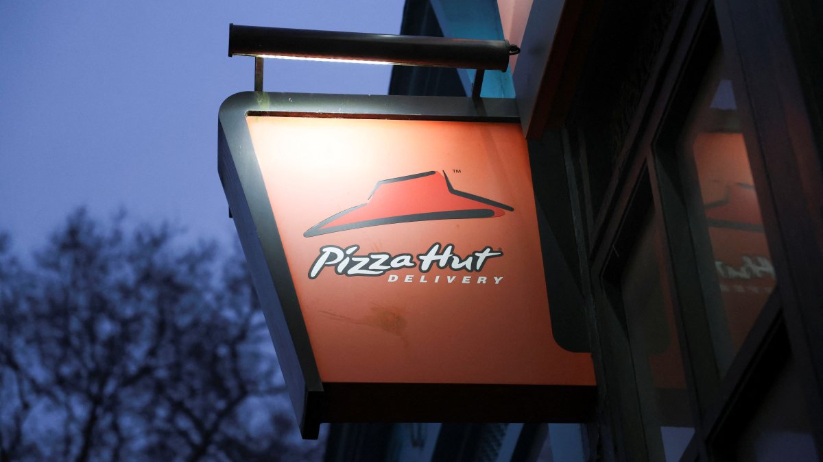 A view of a Pizza Hut sign, London, Britain, Dec. 30, 2024. (Reuters Photo)