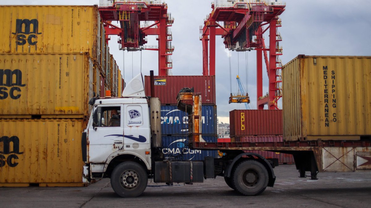 A truck waits to be loaded with a container at the Mediterranean port of Latakia in western Syria, Dec. 30, 2024. (AFP Photo)