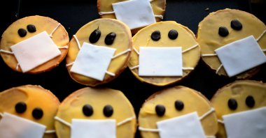 Biscuits featuring a face with a face mask are displayed at the bakery Schuerener Backparadies, Dortmund, Germany, March 26, 2020. (AFP Photo)