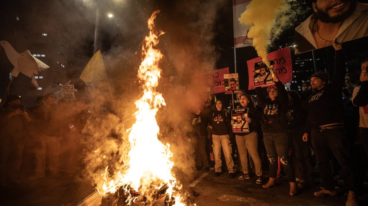 Hundreds of people gather in Tel Aviv and demonstrate demanding a cease-fire in Gaza and a prisoner swap deal, Israel, Jan. 4, 2025. (AA Photo)