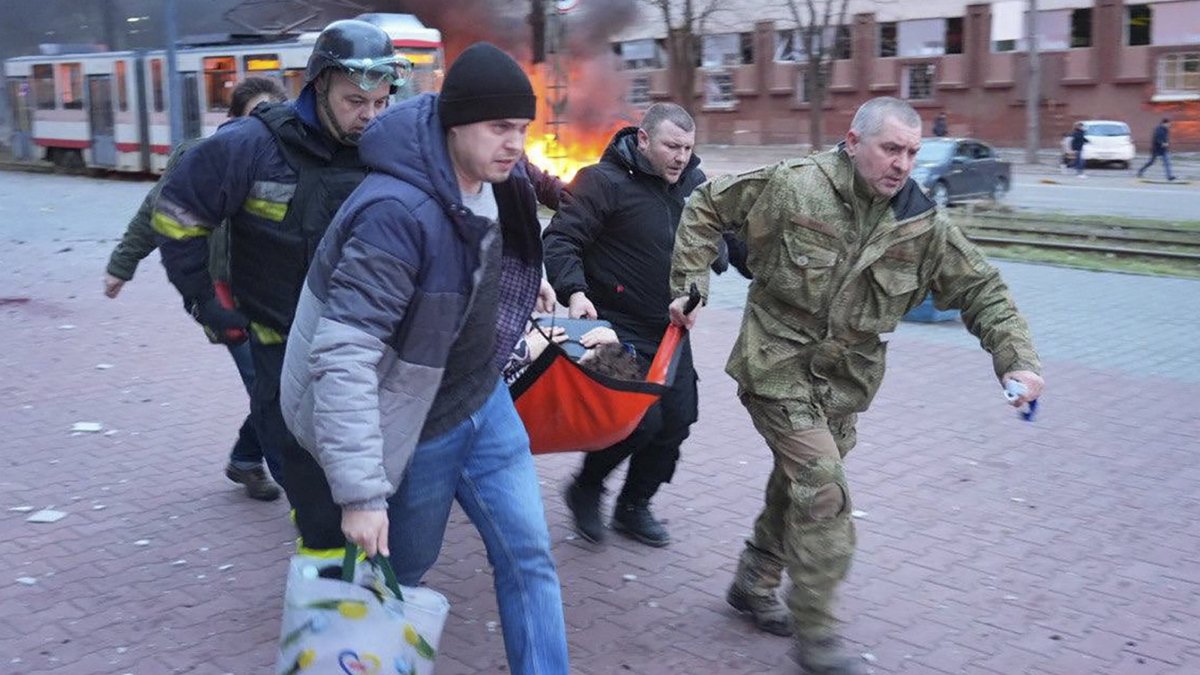 Ukrainian rescuers carry an injured person on a stretcher near the site of an airstrike in Zaporizhzhia, southeastern Ukraine, Jan. 8, 2025. (EPA Photo)