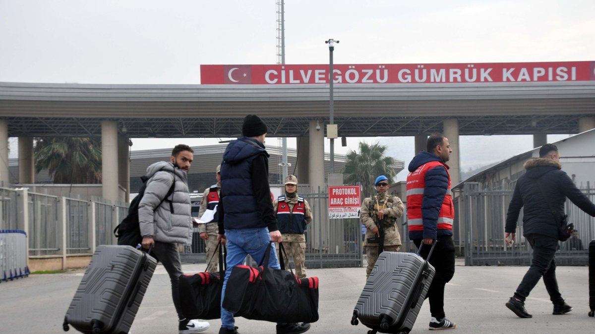 Syrian refugees head to the Cilvegözü border crossing in Reyhanlı, Hatay, southern Türkiye, Jan. 4, 2025. (DHA Photo)