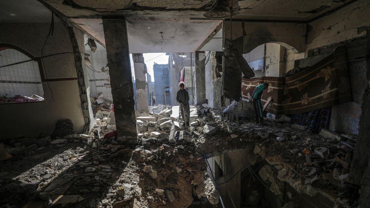 A Palestinian girl inspects her family&#039;s destroyed house following an Israeli air strike on Deir Al Balah refugee camp, central Gaza Strip, Jan. 9, 2025. (EPA Photo)