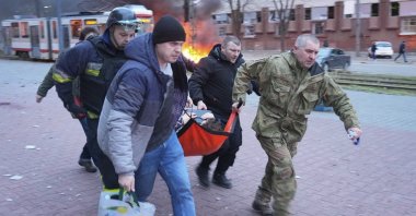 Ukrainian rescuers carry an injured person on a stretcher near the site of an airstrike in Zaporizhzhia, southeastern Ukraine, Jan. 8, 2025. (EPA Photo)