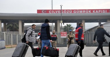 Syrian refugees head to the Cilvegözü border crossing in Reyhanlı, Hatay, southern Türkiye, Jan. 4, 2025. (DHA Photo)