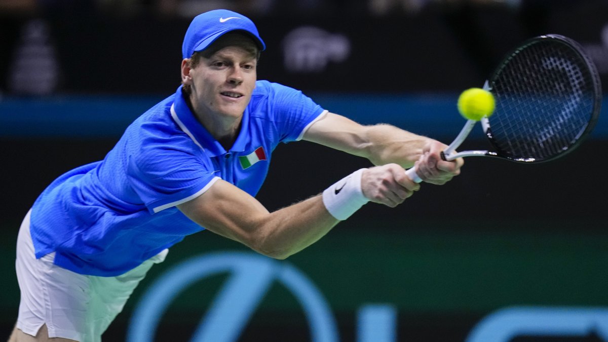 Italy&#039;s Jannik Sinner returns the ball to Netherlands&#039; Tallon Griekspoor during the Davis Cup final tennis match between Netherlands and Italy at the Martin Carpena Sports Hall, Malaga, Spain, Nov. 24, 2024. (AP Photo)