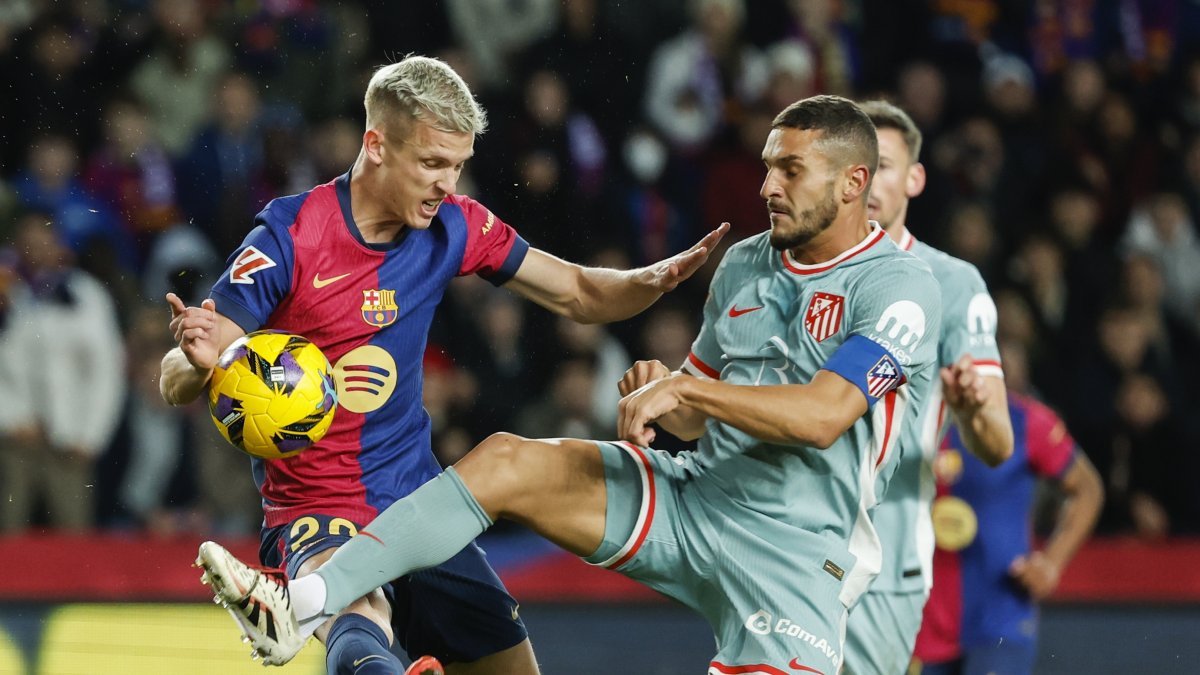 Barcelona&#039;s Dani Olmo (L) duels for the ball with Atletico Madrid&#039;s Koke during the La Liga match at the Lluis Companys Olympic Stadium, Barcelona, Spain, Dec. 21, 2024. (AP Photo)