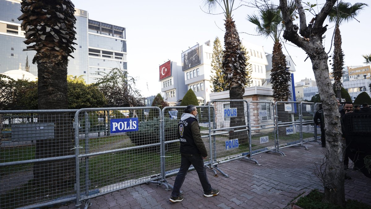 A police officer patrols along barricades set up outside the Akdeniz Municipality building following Mayor Hoşyar Sarıyıldız&#039;s detention in Mersin, Türkiye, Dec. 10, 2024. (AA Photo)