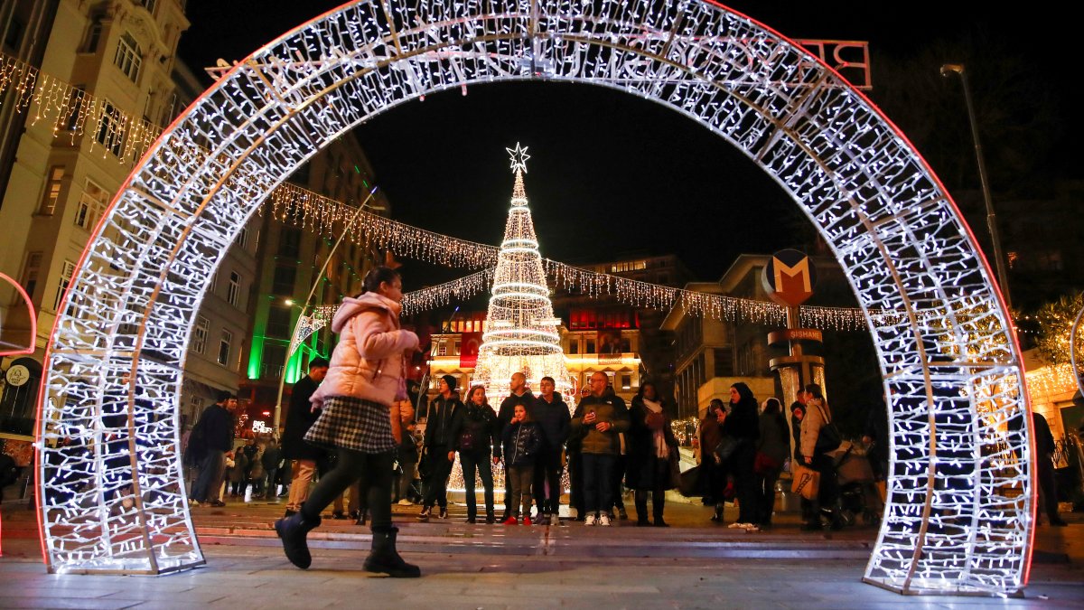 People stroll at the illuminated Şişhane Square on New Year&#039;s Eve in central Istanbul, Türkiye, Dec. 31, 2024. (Reuters Photo)