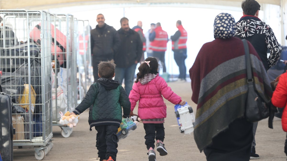 Syrians seeking to return to their homeland continue to cross through the Cilvegözü border gate in Hatay, Türkiye, Jan. 9, 2024. (AA Photo) 