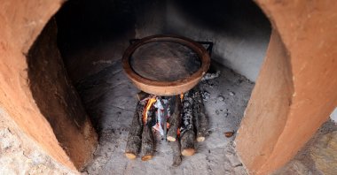 Inspired by the "8,600-year-old bread" found at Çatalhöyük, bread with peas, barley, wheat and faba beans is baked in Konya, Türkiye, Jan. 9, 2024. (AA Photo)